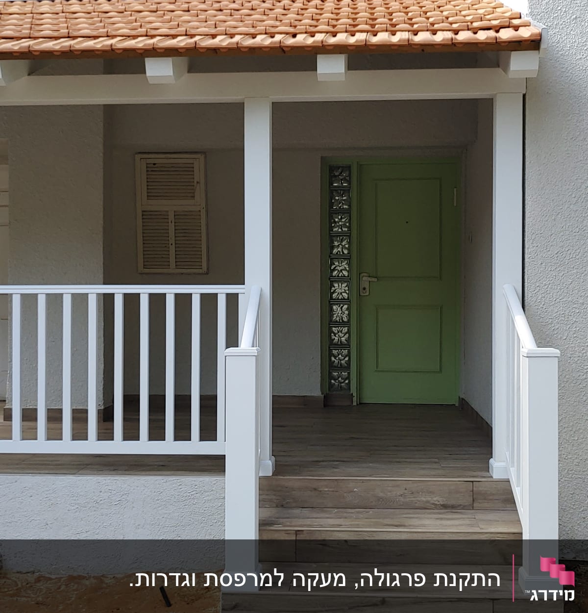 כניסה לבית עם דלת ירוקה, מדרגות עץ וריצוף אבן